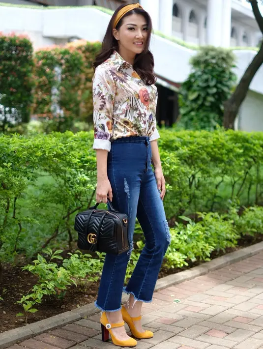 Nah, kalau yang satu ini Sarwendah memakai celana jeans dengan atasan kemeja bermotif bunga-bunganya. Ia juga memakai bandana bewarna kuning yang senada dengan sepatu heelsnya.  (Instagram/sarwendah29)