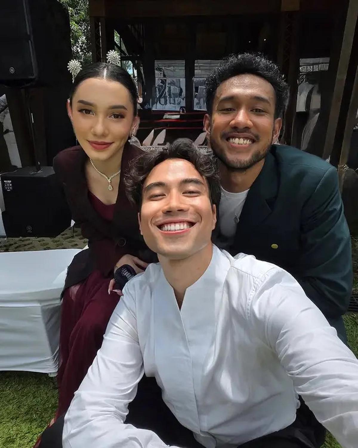 Teddy Adhitya Menikah dengan Jelita Clough, Dihadiri Vidi Aldiano hingga Sal Priadi