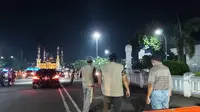 Petugas gabungan kota Tegal menutup sejumlah ruas jalan menuju titik keramaian dan menutup titik keramaian itu untuk mencegah kerumunan dan menekan peredaran corona covid-19. (foto: Liputan6.com/felek wahyu).