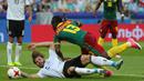 Gelandang Jerman, Marvin Plattenhardt, berebut bola dengan Striker Kamerun, Christian Bassogog pada laga Grup B Piala Konfederasi 2017, di Stadion Fisht Olympic, Sochi, Minggu (25/6/2017). Jerman menang 3-1 atas Kamerun. (EPA/Armando Babani)