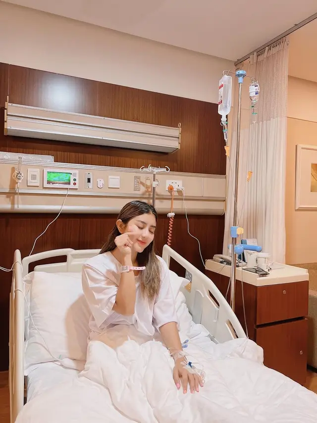 Jalani Operasi Usus Buntu, Ini 6 Momen Ghea Youbi Saat di Rumah Sakit