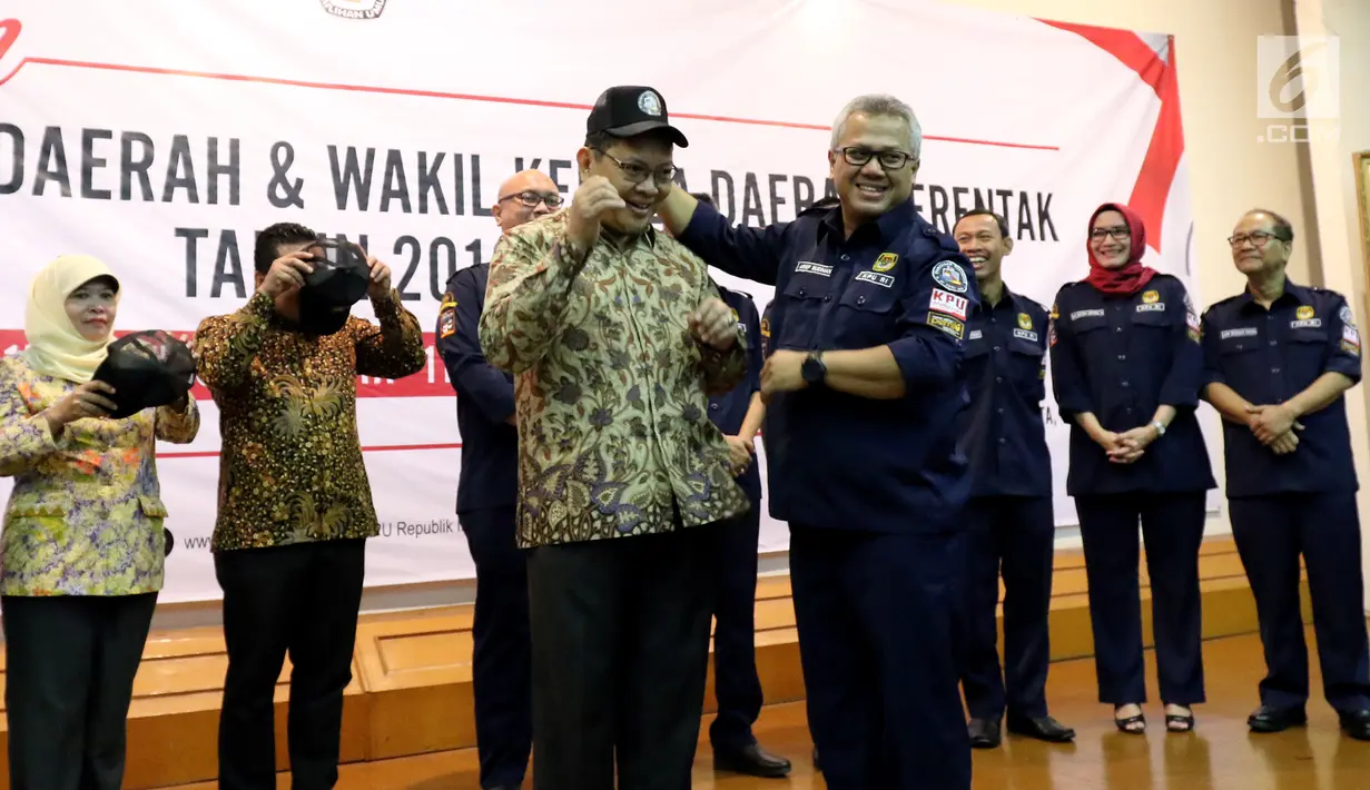 Ketua KPU RI Arief Budiman memakaikan topi kepada perwakilan daerah di acara Peluncuran Pemilihan Kepala Daerah dan Wakil Kepala Daerah Serentak tahun 2018 di Gedung KPU, Menteng, Jakarta Pusat, Rabu (14/6). (Liputan6.com/JohanTallo)