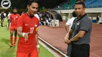 Pelatih interm Timnas Singapura, Fandi Ahmad, dan kapten tim Sharil Ishak. (Bola.com/Dok. FAS)