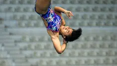Atlet loncat indah putri Indonesia, Gladies Lariesa Garina beraksi dalam nomor papan 30 meter Indonesia Open Aquatic Championships 2025 (IOAC 2025) di Stadion Akuatik, GBK, Kamis (26/11/2025). (Bola.com/Bagaskara Lazuardi)