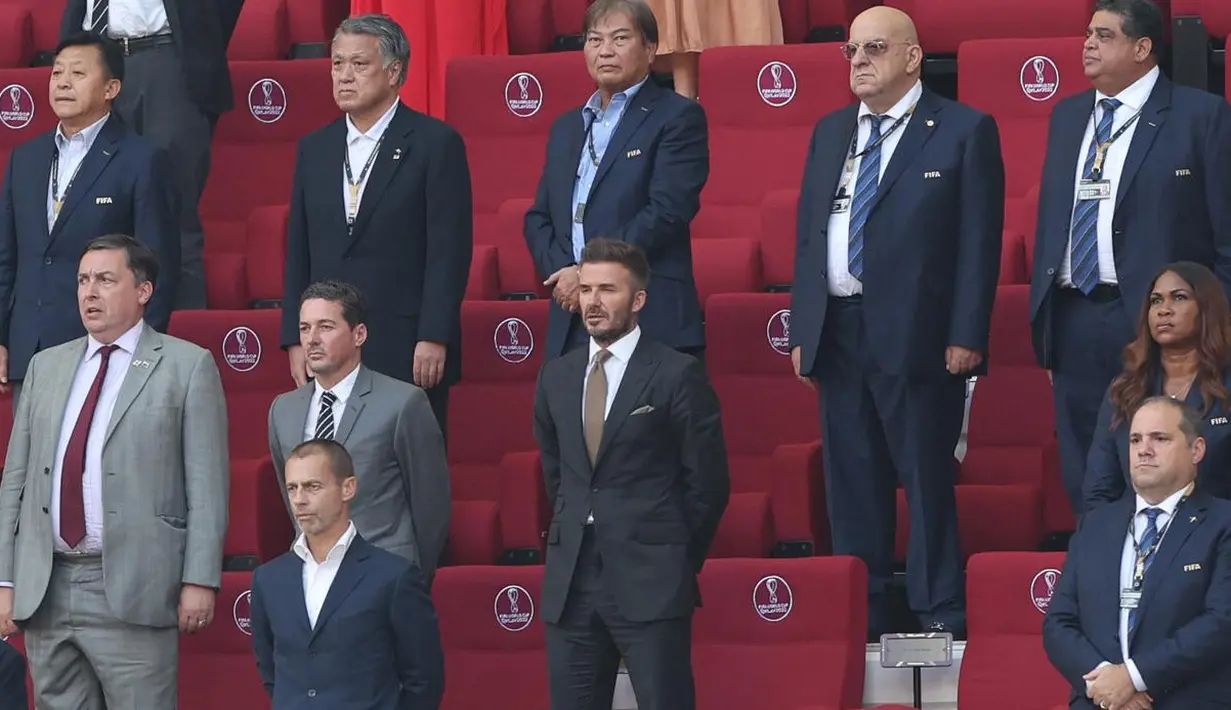 <p>Ini momen saat David Beckham mendengarkan lagu kebangsaan jelang pertandingan Inggris lawan Iran. [Foto: AFP/Giuseppe Cacace]</p>