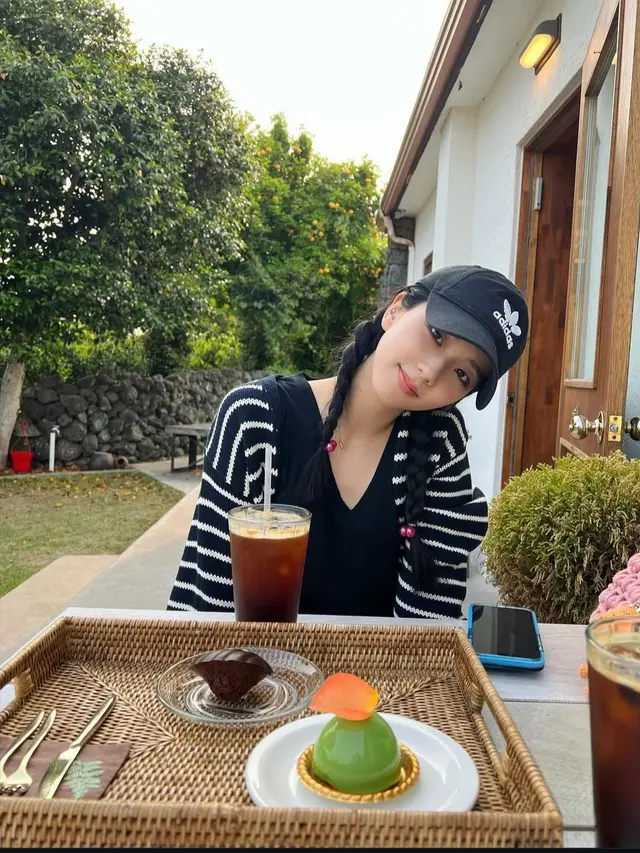 Kombinasi olahraga flying yoga dan pilates yang rutin dilakukan Jisoo Blackpink