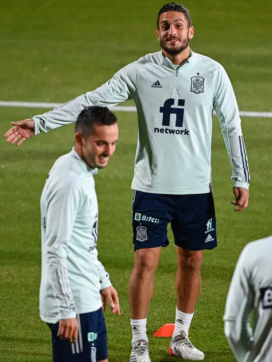 Gelandang Spanyol Koke (tengah) memberi isyarat selama sesi latihan di La Ciudad del Futbol, Las Rozas de Madrid, Spanyol (8/11/2021). Saat ini timnas Spanyol berada di posisi kedua Grup B Kualifikasi Piala Dunia 2022 dengan koleksi 13 poin. (AFP/Gabriel Bouys)