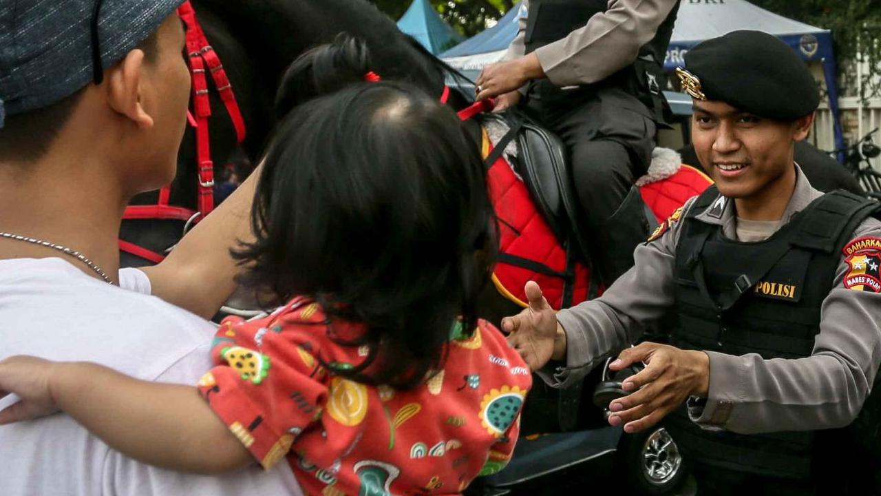 Antusiasme mereka terlihat saat diajak berfoto bersama Polisi Berkuda dari Detasemen Turangga Direktorat Polisi Satwa Polri.