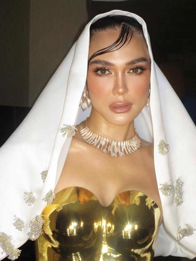 7 Potret Luna Maya di Gala Premier Film Suzzanna Ini Tampil Menawan