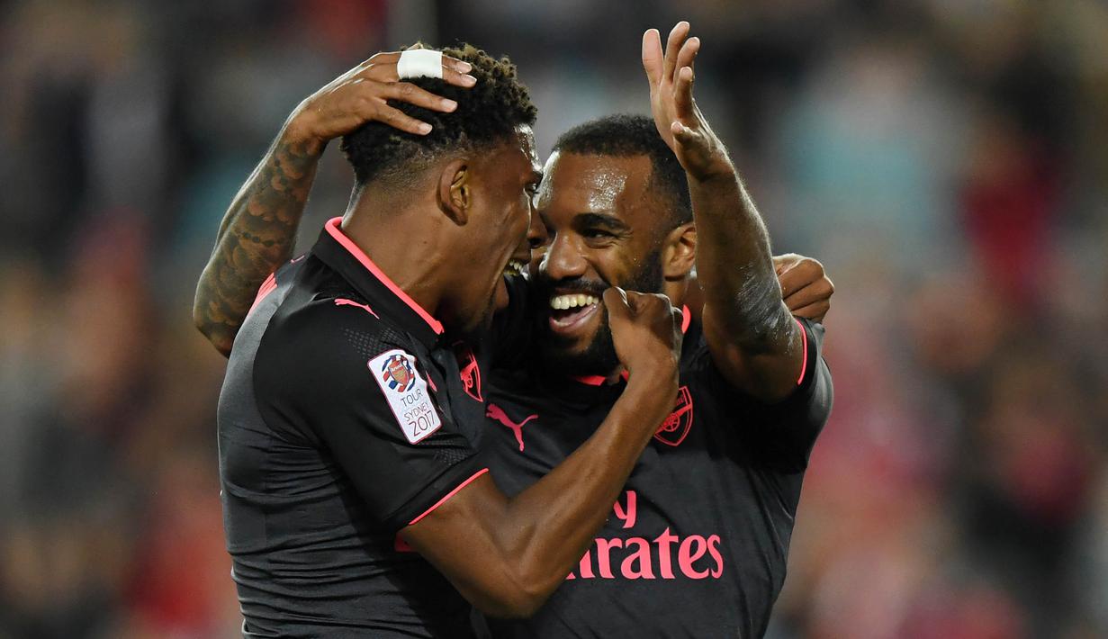 Striker Arsenal, Alexandre Lacazette, merayakan gol yang dicetaknya ke gawang Sydney FC pada laga persahabatan di Stadion ANZ, Sydney, Kamis (13/7/2017). Arsenal menang 2-0 atas Sydney FC. (EPA/Paul Miller)