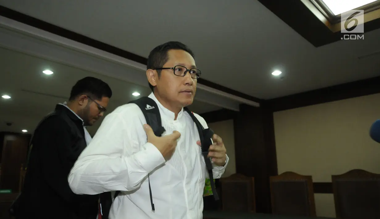 Anas Urbaningrum usai mengikuti sidang perdana pengajuan PK kasus korupsi dan pencucian uang proyek P3SON Hambalang di Pengadilan Tipikor, Jakarta, Kamis (24/5). Sebelumnya, MA menolak kasasi yang diajukan Anas. (Liputan6.com/Helmi Fithriansyah)
