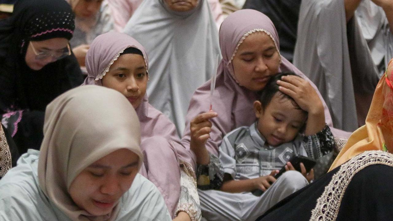 FOTO: Tarawih Pertama  di Bulan Ramadan , Ribuan Umat Islam Padati Mesjid Istiqlal