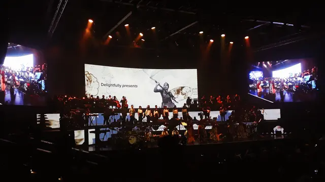 Tampilan pembuka konser yang menampilkan tarian daerah diiringi perpaduan musik tradisional dan modern.