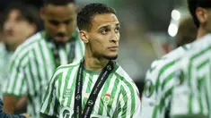 Ekspresi kecewa ditunjukkan pemain Real Betis, Antony setelah timnya gagal menjuarai UEFA Conference League akibat kalah dari Chelsea dalam laga final yang berlangsung di Tarczynski Arena, Wroclaw, Polandia, Kamis (29/05/2025) dini hari WIB. (AP Photo/Petr David Josek)