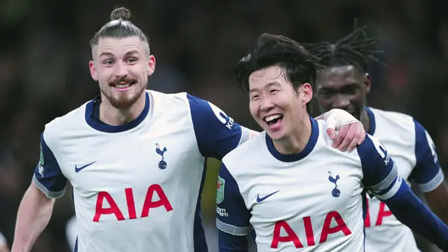 Foto: Son Heung-min Cetak Gol Indah Lewat Sepak Pojok Langsung ke Gawang MU di Carabao Cup