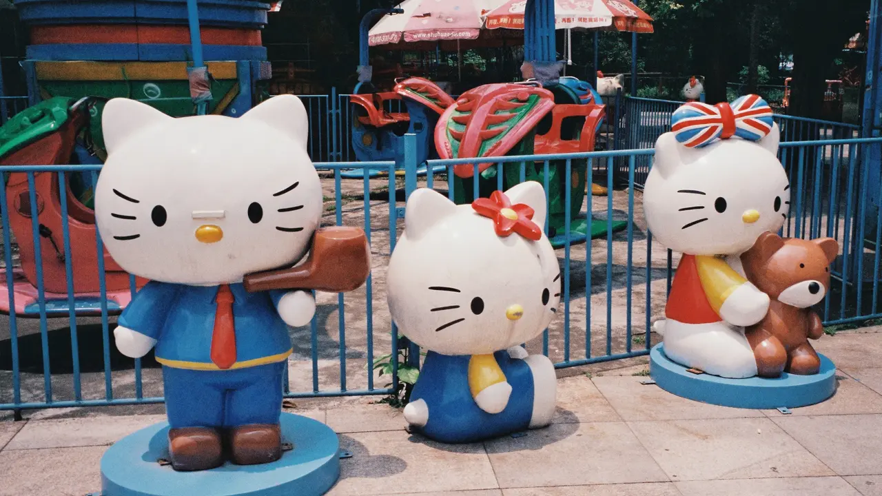 Karakter Hello Kitty Diaplikasi Pada Peralatan Makan