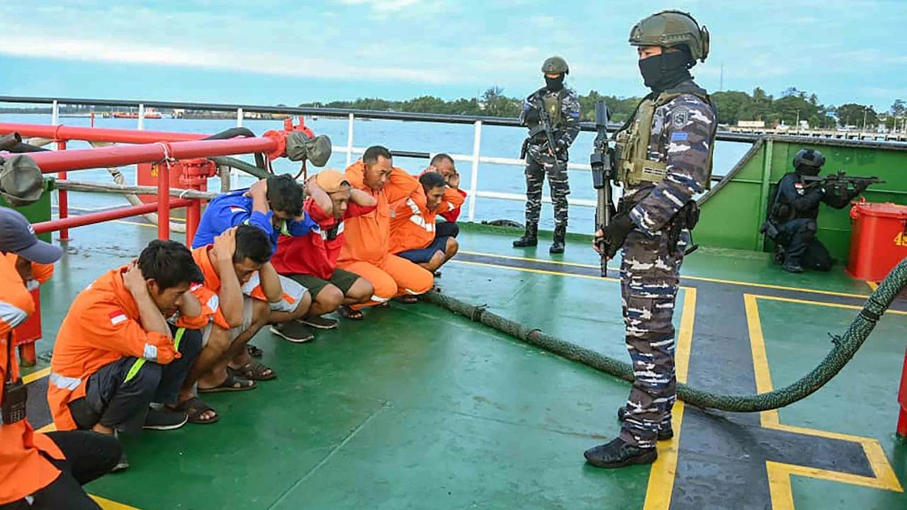 FOTO: Operasi Laut TNI 2025, Dua Kapal Diduga Pembawa Pasir Timah Ilegal Berhasil Diamankan
