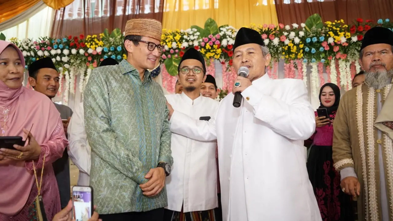 Cawapres Sandiaga Uno bersama Rois Suriyah Pengurus Wilayah Nahdlatul Ulama (PWNU) DKI Jakarta, KH Mahfudz Asirun.