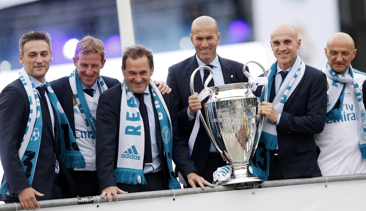 Pelatih Real Madrid, Zinedine Zidane, berpose dengan trofi Liga Champions di Monumen Cibeles, Madrid, Minggu (27/5/2018). Real Madrid menggelar pawai kemenangan bersama fans usai menjuarai Liga Champions 2018. (AP/Francisco Seco)