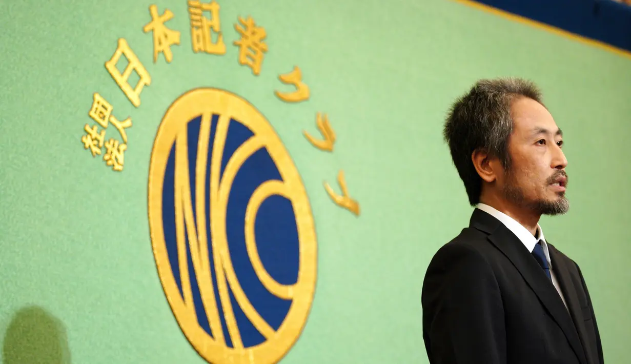 Jumpei Yasuda, jurnalis lepas Jepang yang sempat ditahan 3 tahun oleh militan Suriah, menggelar konferensi pers di Tokyo, Jumat (2/11). Kendati telah bebas, banyak pihak masih penasaran terkait alasan dibalik pembebasan Yasuda itu. (AP/Eugene Hoshiko)