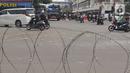 Petugas gabungan berpatroli di kawasan Harmoni, Jakarta, Sabtu (24/7/2021). Kepolisian menyiapkan kawat berduri di kawasan Harmoni untuk mengantisipasi adanya aksi demonstrasi dengan tuntutan menolak perpanjangan pemberlakuan pembatasan kegiatan masyarakat (PPKM). (Liputan6.com/Herman Zakharia)