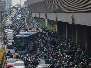 Pengendara terjebak macet saat hari pertama masuk kerja dan sekolah 2026 di Jalan Jenderal Gatot Subroto, Jakarta, Senin (5/1/2026). Hari ini menjadi penanda kembalinya aktivitas dan rutinitas khas kota Jakarta. (merdeka.com/Arie Basuki)