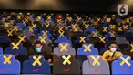 Penonton sedang menunggu tayangan film di dalam studio yang sudah dibuka, di CGV Grand Indonesia di Jakarta, Rabu (21/10/2020). Sejumlah bioskop di Ibu Kota kembali beroperasi hari ini setelah mendapatkan izin dari Pemprov DKI Jakarta. (Liputan.com/Herman Zakharia)
