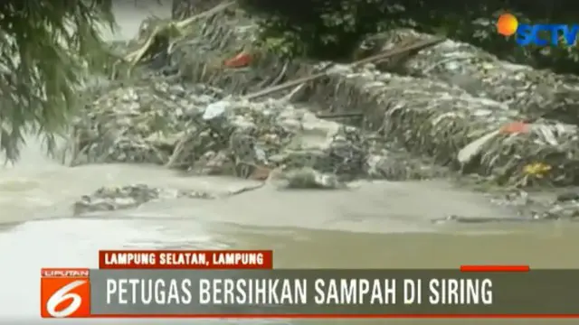 BPBD Lampung Selatan bersihkan tumpukan sampah sisa banjir bandang dalam siring.