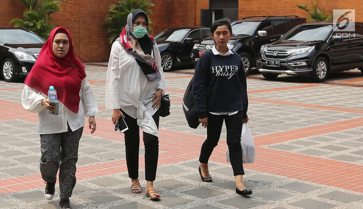 Keluarga penumpang pesawat Lion Air JT 610 mendatangi crisis center di Bandara Soekarno Hatta, Tangerang, Senin (29/10). Para keluarga korban langsung diarahkan masuk ke dalam ruangan yang dijaga petugas keamanan bandara. (Liputan6.com/Fery Pradolo)