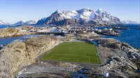 Pemandangan lapangan sepak bola Henninsvaer FC di Henningsvaer, Pulau Lofoten, Norwegia Utara, 8 Maret 2018. Di tempat ini kita bisa bermain sepak bola sekaligus menikmati keindahan gunung es yang menawan. (Olivier MORIN/AFP)