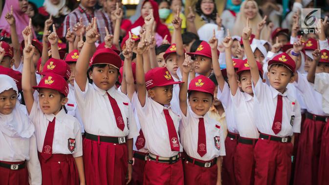 Antusias murid mengikuti upacara bendera pada hari pertama sekolah di SDN Pisangan 02, Ciputat, Tangerang Selatan, Senin (15/7/2019). Senin, 15 Juli 2019 merupakan hari pertama masuk sekolah tahun ajaran 2019/2020 usai libur panjang. (/Faizal Fanani)