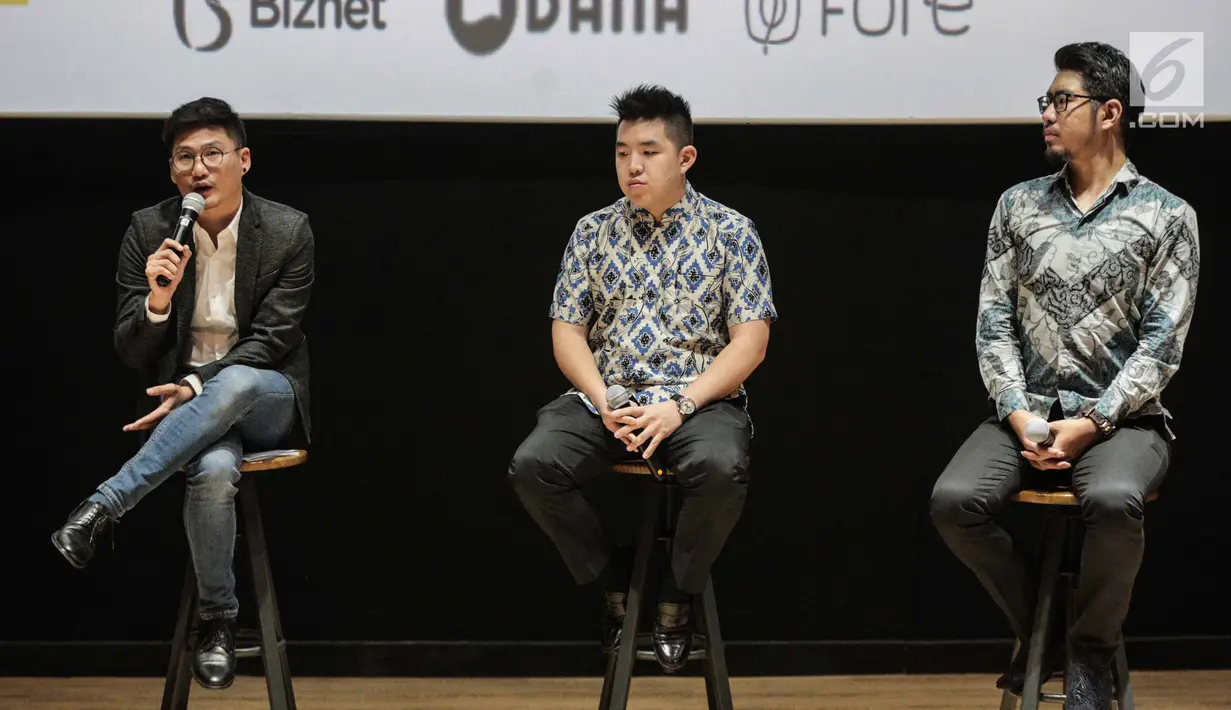 Chandra Wijaya Managing Director Onic Esports (kiri) memberikan keterangan saat hadir dalam perscone Onic Esports di Jakarta, Selasa (6/7/2019). Onic Esports mengumumkan kerjasama sinergis dengan investor dan sponsor. (Liputan6.com/Faizal Fanani)