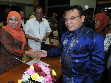 Menteri Sosial (Mensos) Khofifah Indar Parawansa bersalaman dengan Ketua Komisi VIII, Saleh Partaonan Daulay, usai mengikuti Rapat Kerja (Raker) dengan Komisi VIII DPR di Senayan, Jakarta, Rabu (20/1). (Liputan6.com/JohanTallo)