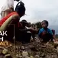 Pekerjaan mengais kerikil dan memecah batu kali terpaksa mereka lakukan untuk menyambung hidup.