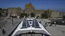 Tampilan perahu Energi Observer dilihat dari atas saat dipamerkan di kota Saint-Malo, Prancis (4/7). Rencananya perahu ini akan melakukan tur dunia selama enam tahun dan akan berhenti di 50 negara. (AFP Photo/Damien Meyer)