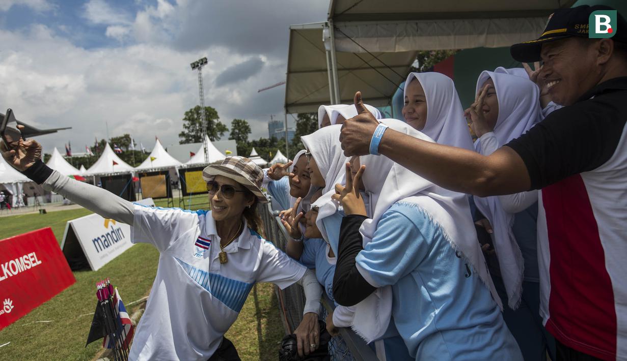 Pepanah Thailand selfie bersama penonton usai Invitation Tournament cabang panahan nomor compound di Lapangan Panahan Senayan, Jakarta, Sabtu (10/2/2018). Event ini merupakan pemanasan jelang Asian Games 2018. (Bola.com/Vitalis Yogi Trisna)