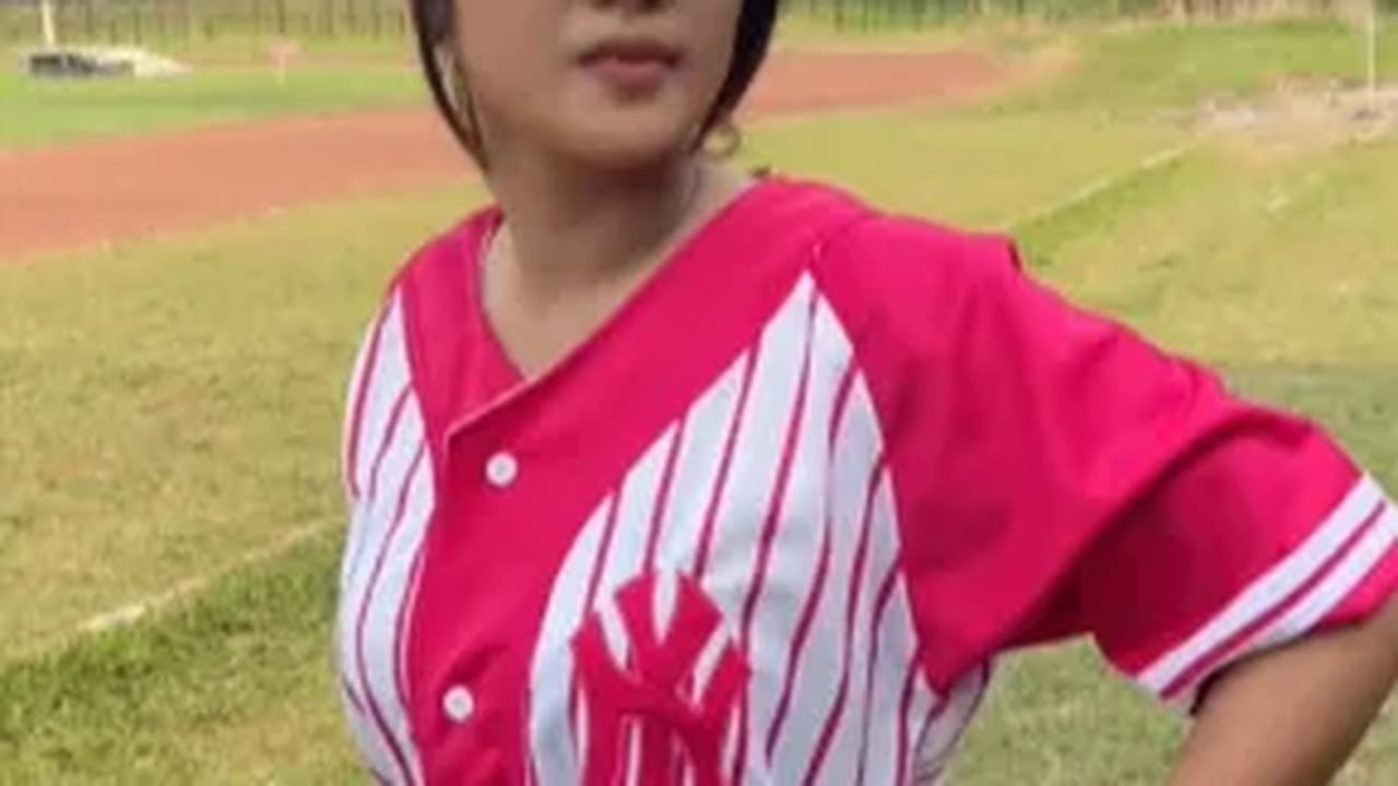 Pemeran Dinda, Aline Pertiwi tampil kece dengan baju berwarna fushica. Penampilannya semakin modis dengan topi baseball.&nbsp;