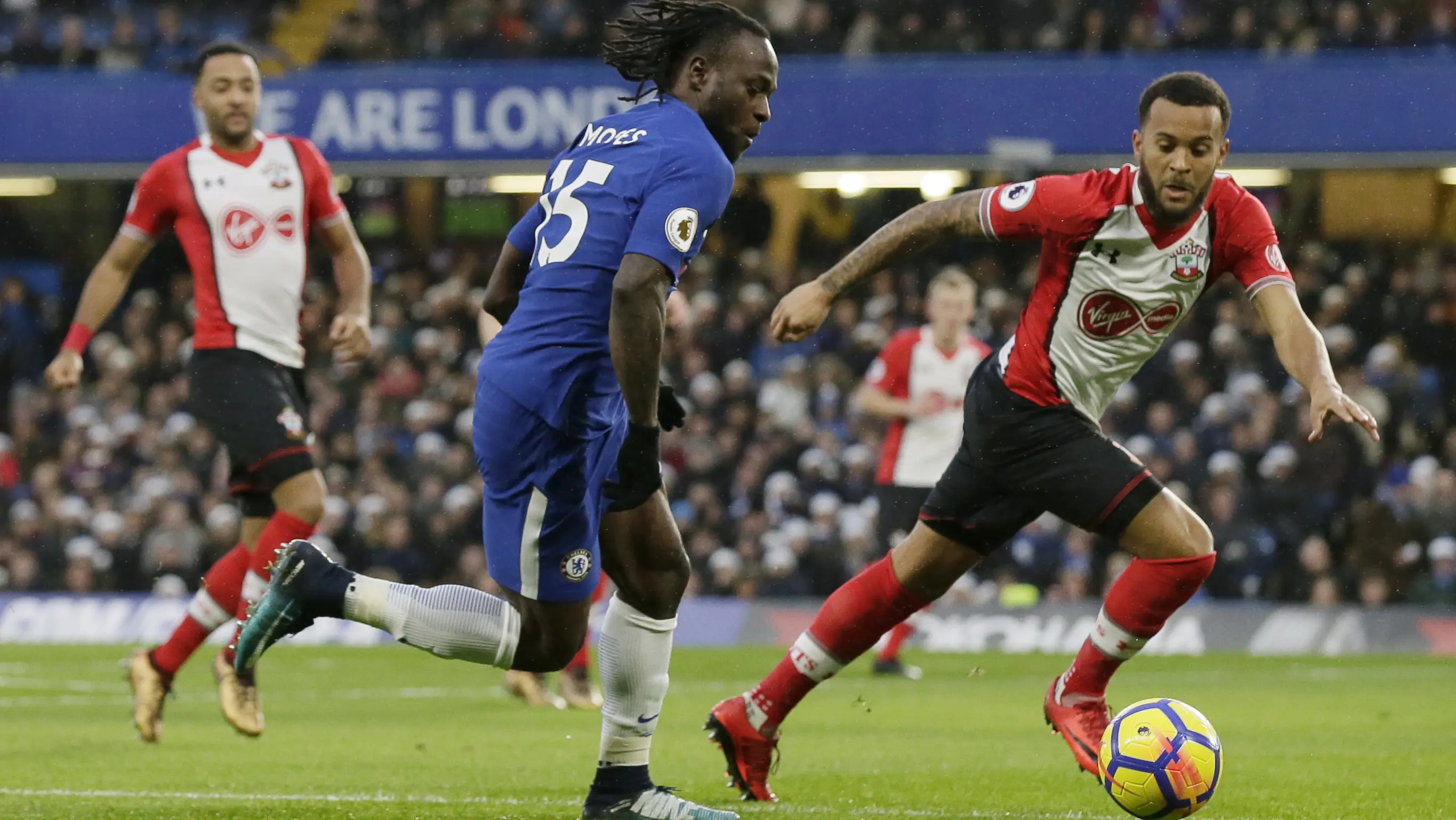 Aksi pemain Chelsea, Victor Moses (kiri) melewatia adangan pemain Southampton, Ryan Bertrand. (AP/Tim Ireland)