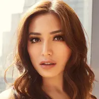 Foto yang baru satu hari diunggah mendapatkan hampir 90 ribu like itu juga memunculkan reaksi dari warganet. Pujian cibiran, hingga mendoakan pada ibu satu anak ini. (Instagram/inijedar)