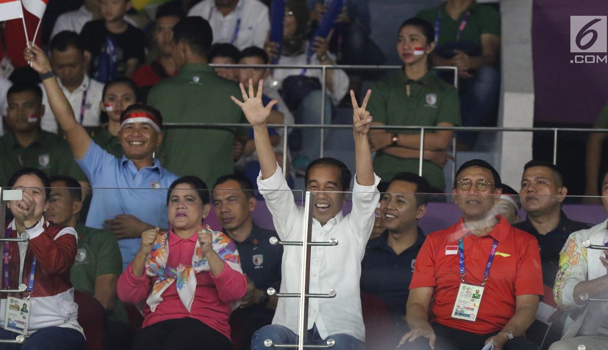 Presiden Jokowi (tengah), Ibu Iriana, Wiranto, Imam Nahrawi dan Puan Maharani saat menyaksikan Final Bulutangkis Beregu Putra Asian Games 2018 antara Indonesia melawan China di Jakarta, Rabu (22/8). (Liputan6.com/Helmi Fithriansyah)