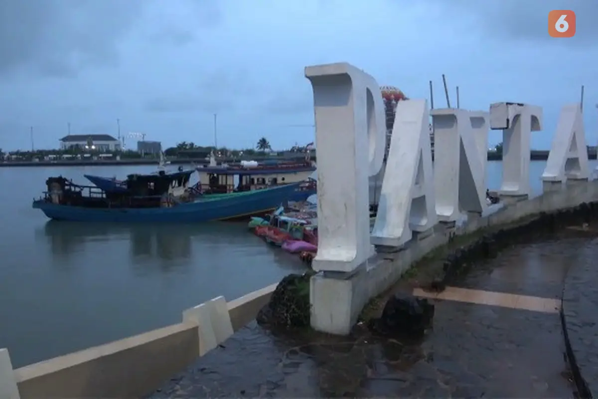 Kondisi Kapal Survei Dishub Sulsel usai terbakar di Pantai Losar (Liputan6.com/Istimewa)