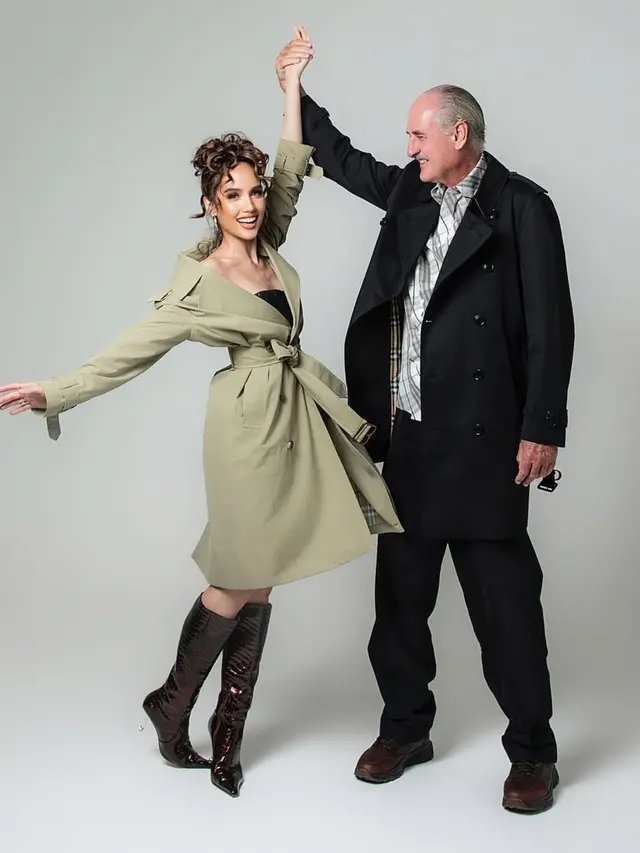 Gaya Kompak Cinta Laura Bersama Kedua Orangtuanya di Foto Keluarga, Tampil Bak Royal Family dengan All Burberry