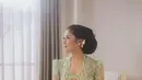 Saat acara sungkeman jelang nikah, Erina Gudono tampil anggun kenakan kebaya kutubaru warna hijau sage dengan detail lengan puffy. Kebayanya dipadukan dengan angkin berwarna merah. [@erinagudono].