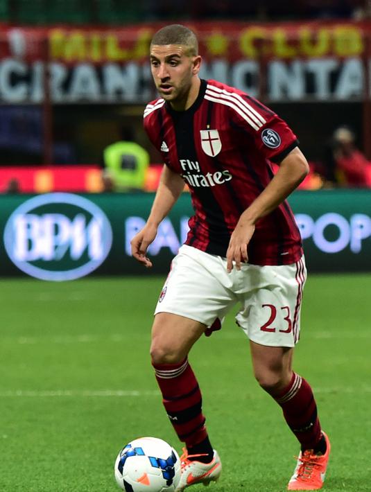 9. Adel Taarabt - Pemain yang masuk kategori flamboyan di lapangan. Meski tak ammpu mencapai penampilan puncak, namun urusan skill dan Nutmeg, ia salah satu yang terbaik. (AFP/Giuseppe Cacace)