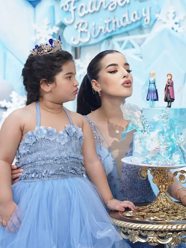 6 Potret Ayang Anak Tasya Farasya Bergaya bak Princess Elsa di Pesta Ulang Tahun ke-4, Tampil Kembar dengan Sang Mama