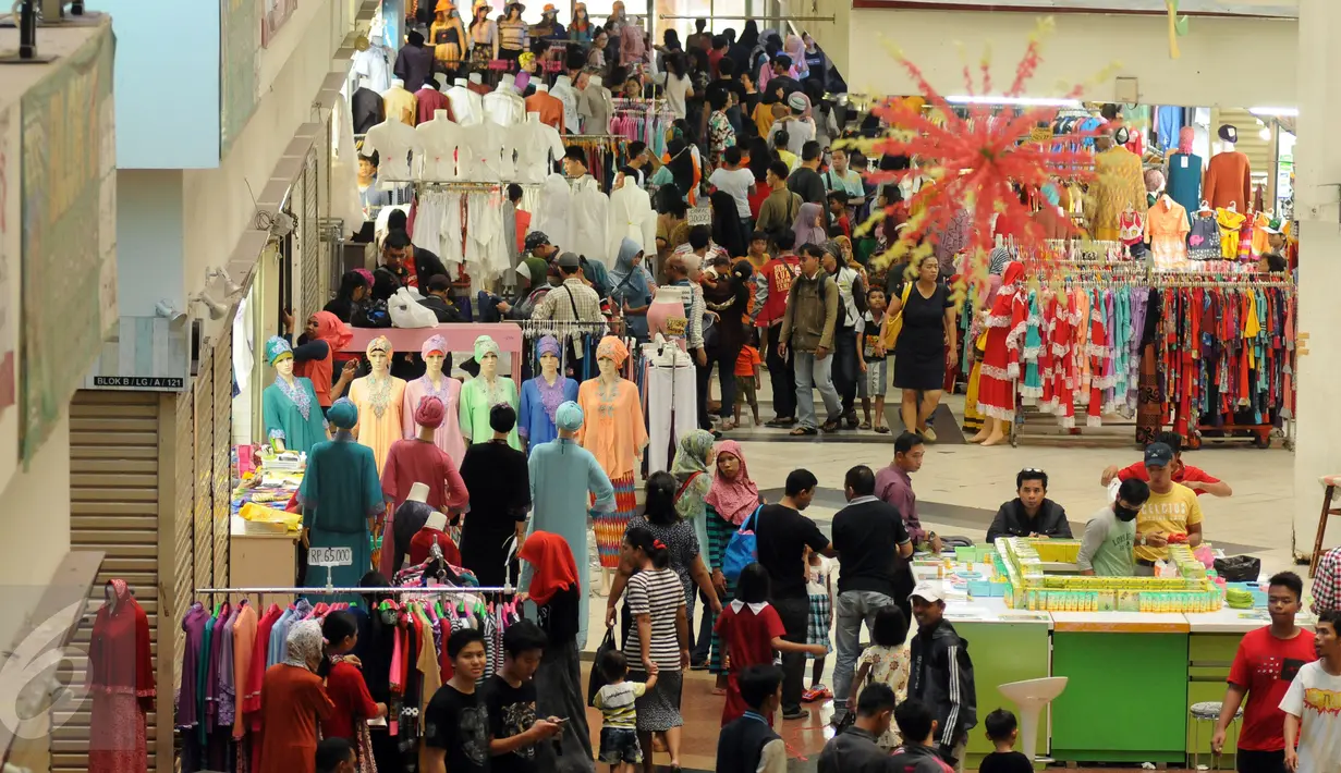 Sejumlah calon pembeli memadati Pusat Grosir Metro Tanah Abang Blok B, Jakarta, Selasa (5/7). Sehari jelang Idul Fitri 1437 H, aktivitas jual beli pakaian di Blok B Tanah Abang masih terlihat ramai. (Liputan6.com/Helmi Fithriansyah)