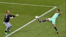 Namun dalam sejarahnya, Gabor Kiraly bukan hanya dikenal sebagai Pyjama Man, ia juga memecahkan rekor sebagai kiper sekaligus pemain tertua yang pernah bermain di Piala Eropa. (Foto: AFP/Jean-Philippe Ksiazek)