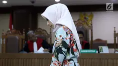 Terdakwa dugaan suap terhadap mantan anggota DPR dari Fraksi Golkar Bowo Sidik Pangarso yang juga Marketing Manager PT HTK, Asty Winasti saat sidang pembacaan tuntutan di Pengadilan Tipikor, Jakarta, Rabu (7/8/2019). Asty dituntut 2 tahun penjara, denda Rp 100 juta. (Liputan6.com/Helmi Fithriansyah)