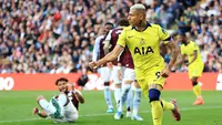 Dua gol The Lilywhites dicetak oleh Conor Gallagher (12') dan Richarlison (25'). Sementara gol tuan rumah dicetak oleh Emiliano Buendia (90+6). (AP Photo/PA/Nigel French)
