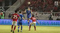 Pemain Islandia, Jon Gudni Fjoluson (biru) menyundul bola menghadapi Timnas Indonesia di Stadion Gelora Bung Karno (GBK), Senayan, Jakarta, Minggu (14/1). Indonesia sempat unggul atas Islandia. (Liputan6.com/Faizal Fanani)